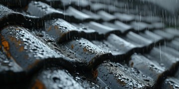 楼顶漏雨该找物业吗？